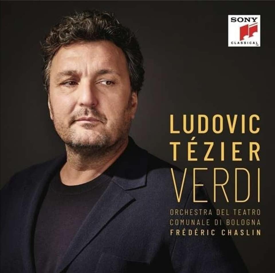 Ce disque Verdi de Ludovic Tezier, nous l’attendions depuis longtemps. Il arrive à un moment où la voix de l’artiste semble à son zénith. On aura ainsi pu la comparer aux gloires passées du chant verdien et si dire que, finalement, c’est une chance immense que le baryton français soit un chanteur de maintenant.